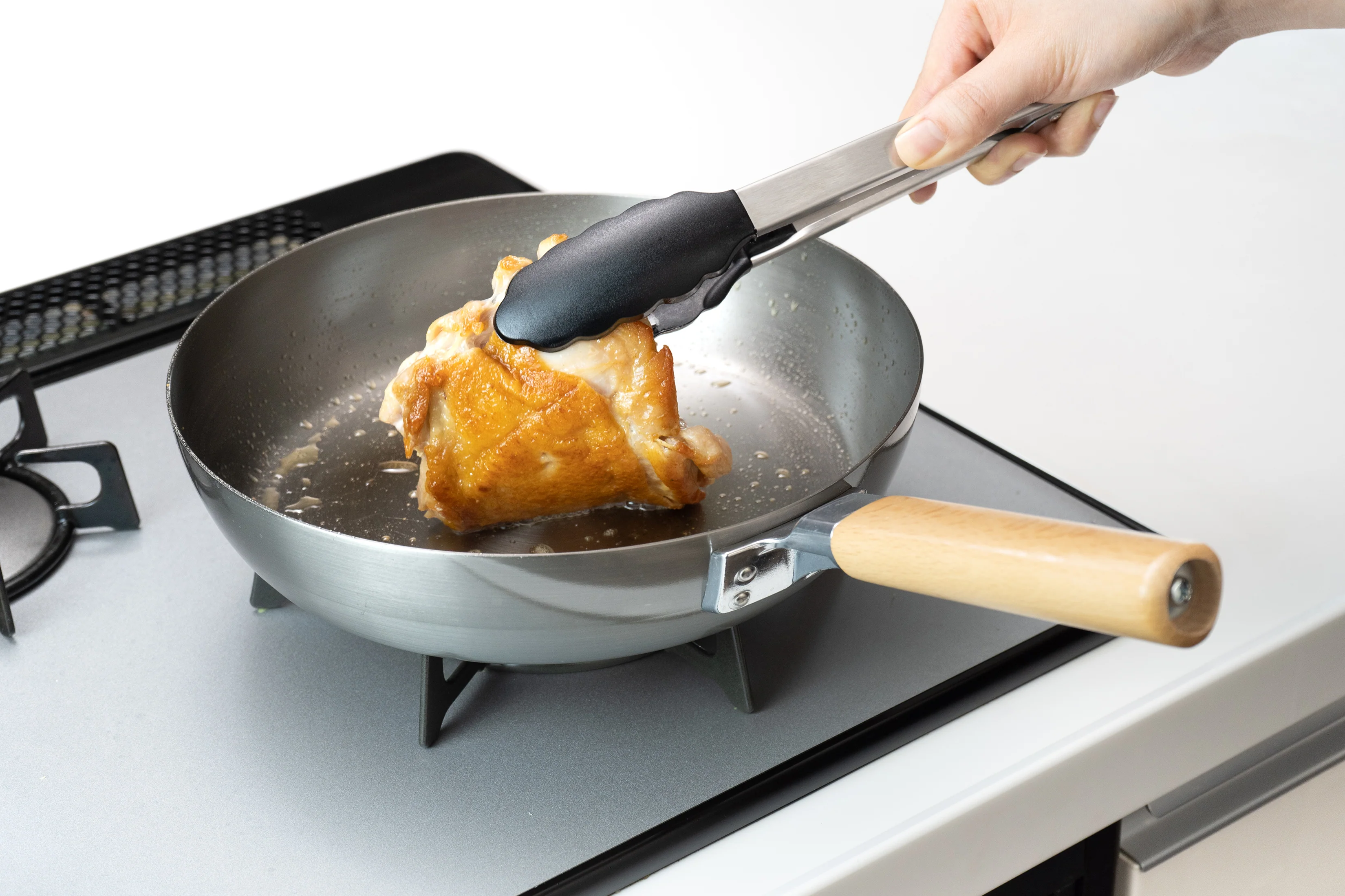 Chitose Wooden-Handled Iron Frying Pan with Glass Lid 24cm - Image 8