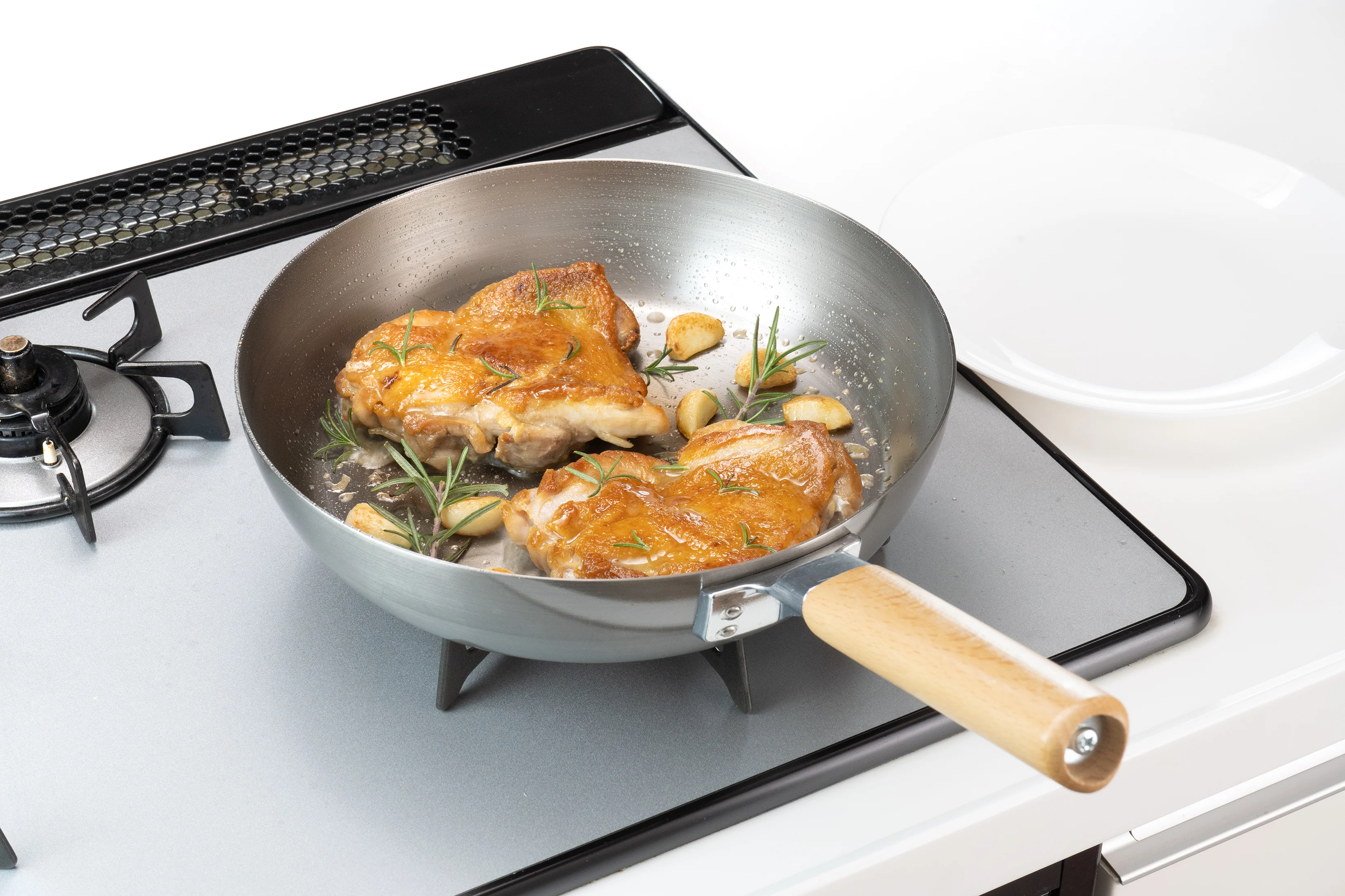Chitose Wooden-Handled Iron Frying Pan with Glass Lid 24cm - Image 9