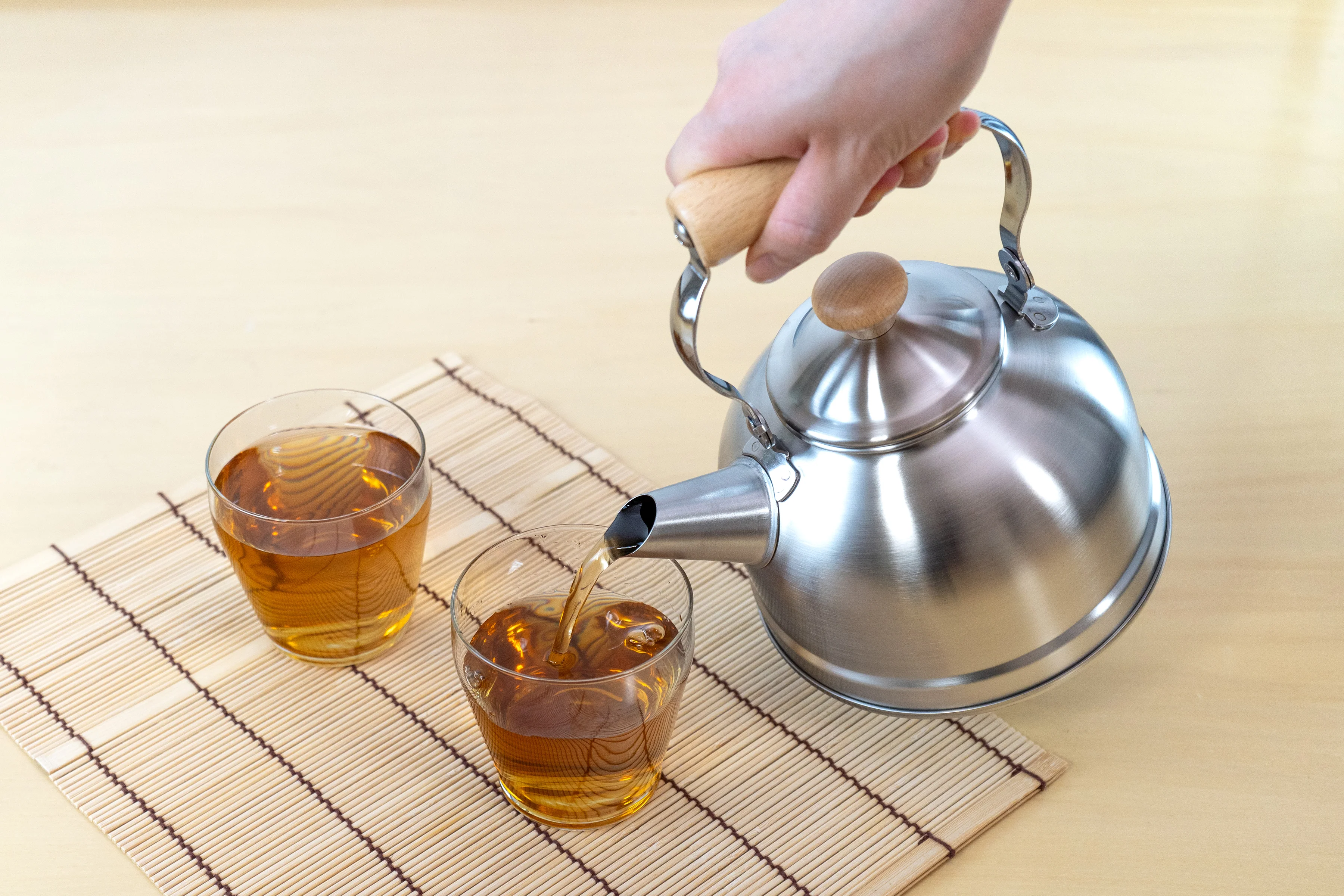 Chitose Wooden-Handled Modern Kettle 1.5L - Image 2
