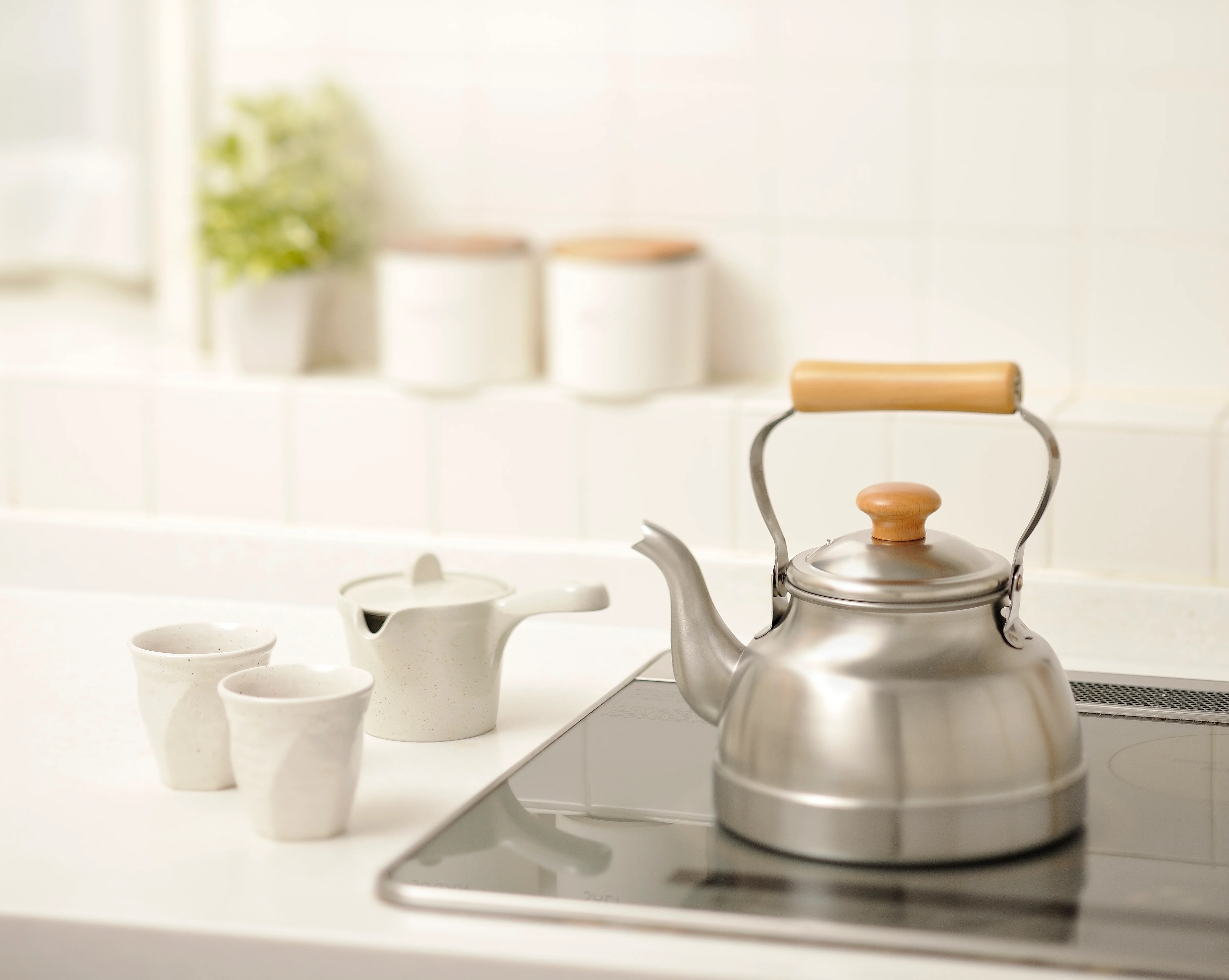 Chitose Wooden-Handled Modern Kettle 1.5L - Image 3