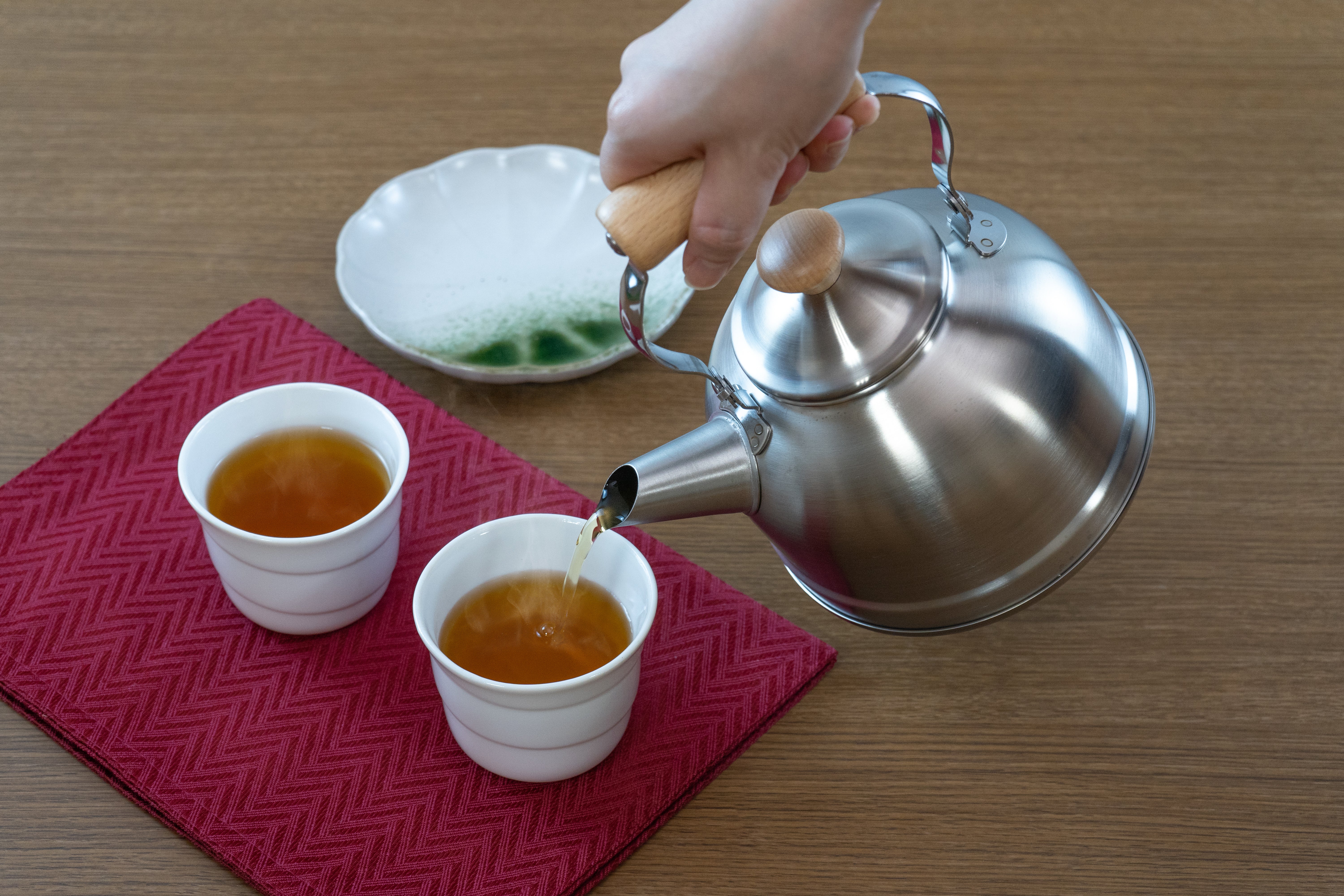 Chitose Wooden-Handled Modern Kettle 1.5L - Image 4