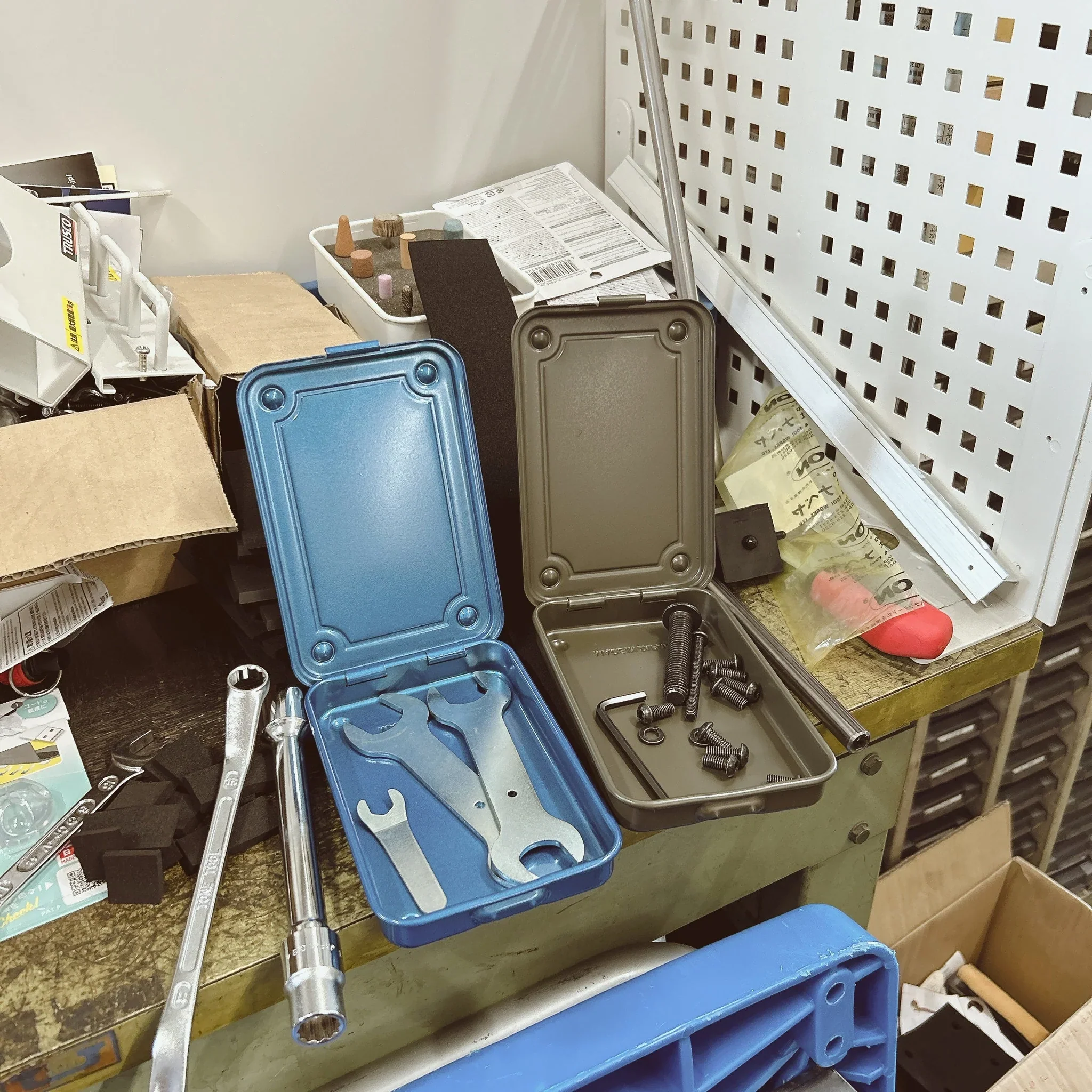 Toyo Steel Trunk Shape Toolbox T-152 Blue - Image 3