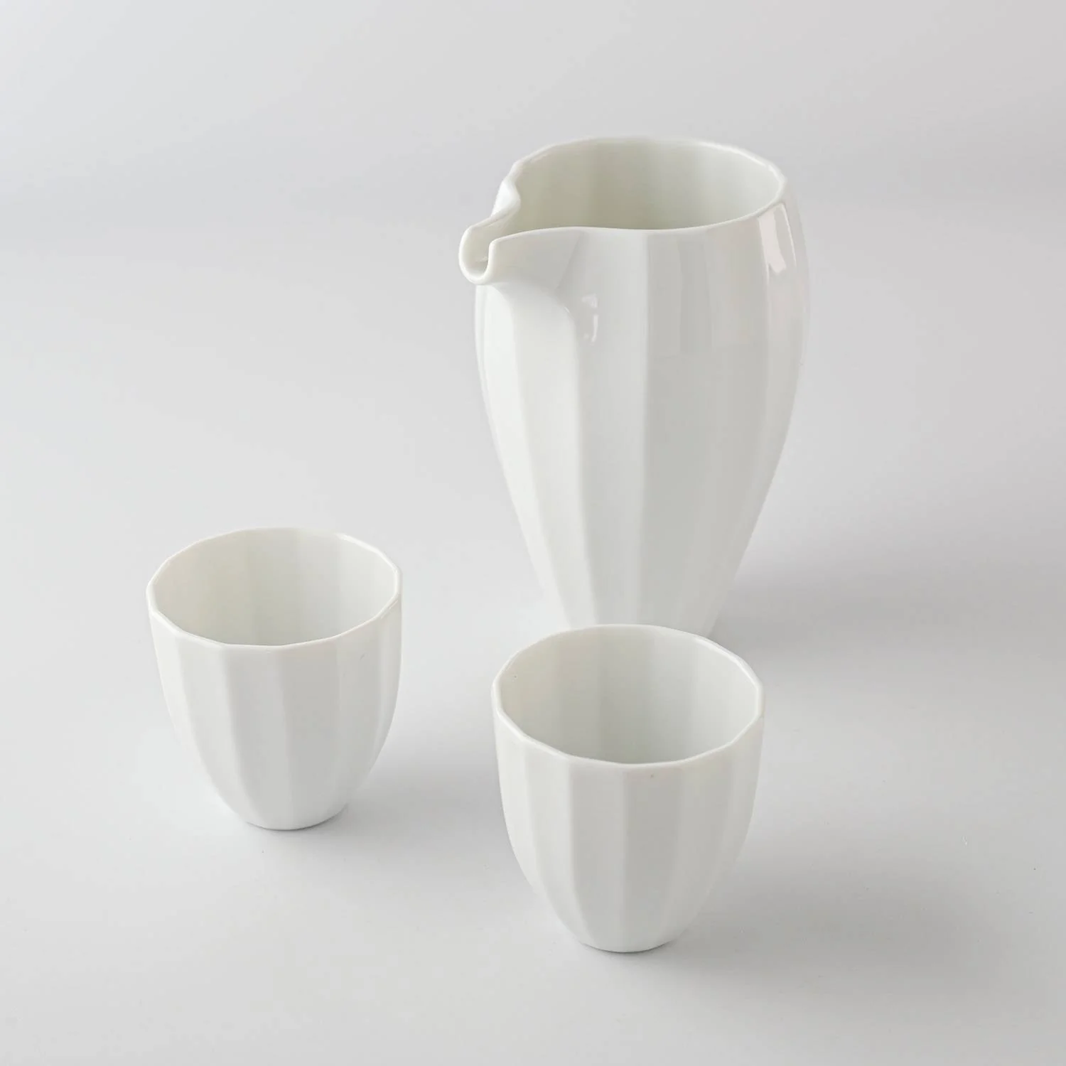 Ridged White sake jug & 2 cups wooden boxed sake set - Image 2