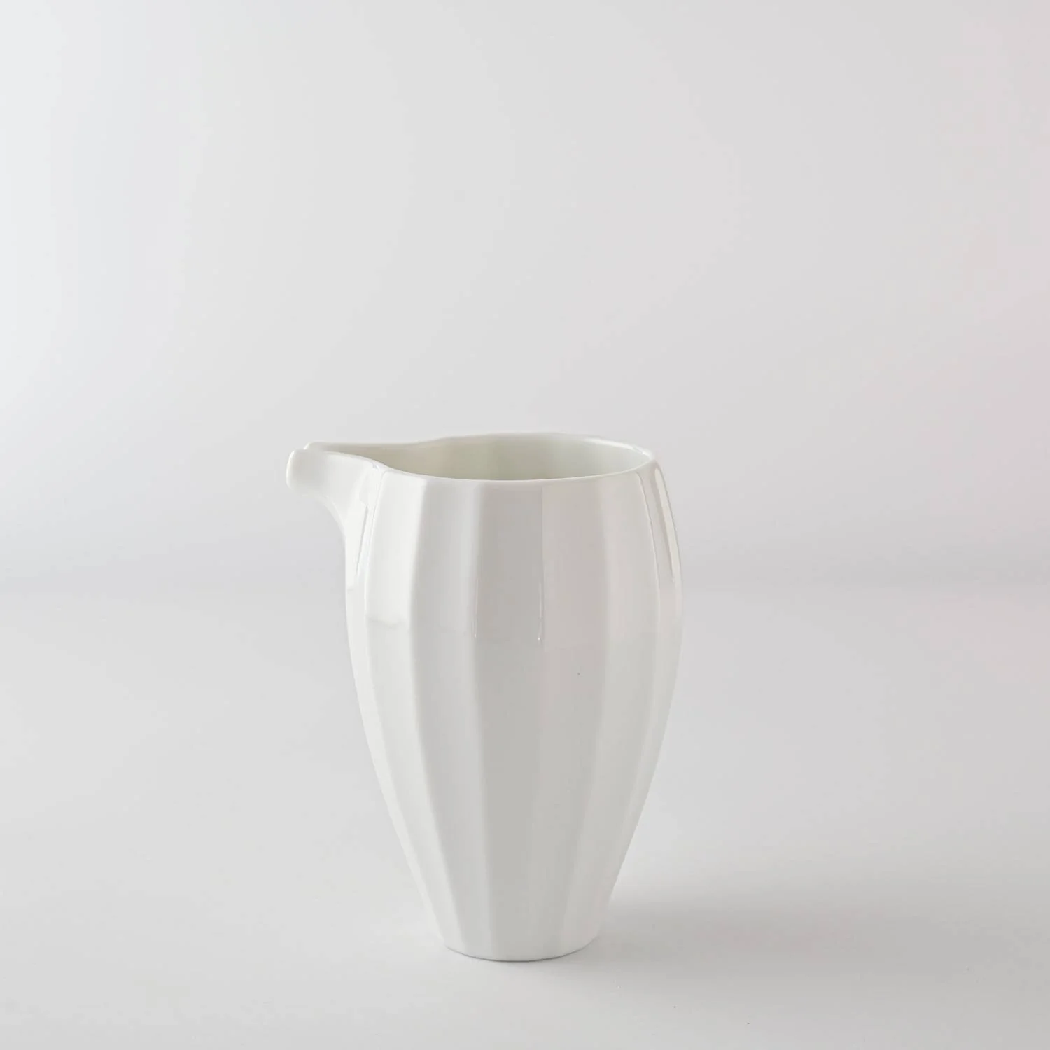 Ridged White sake jug & 2 cups wooden boxed sake set - Image 3