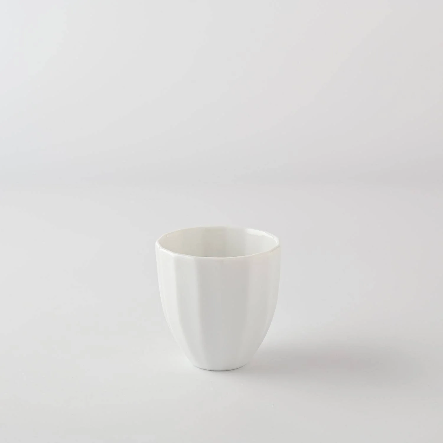 Ridged White sake jug & 2 cups wooden boxed sake set - Image 4