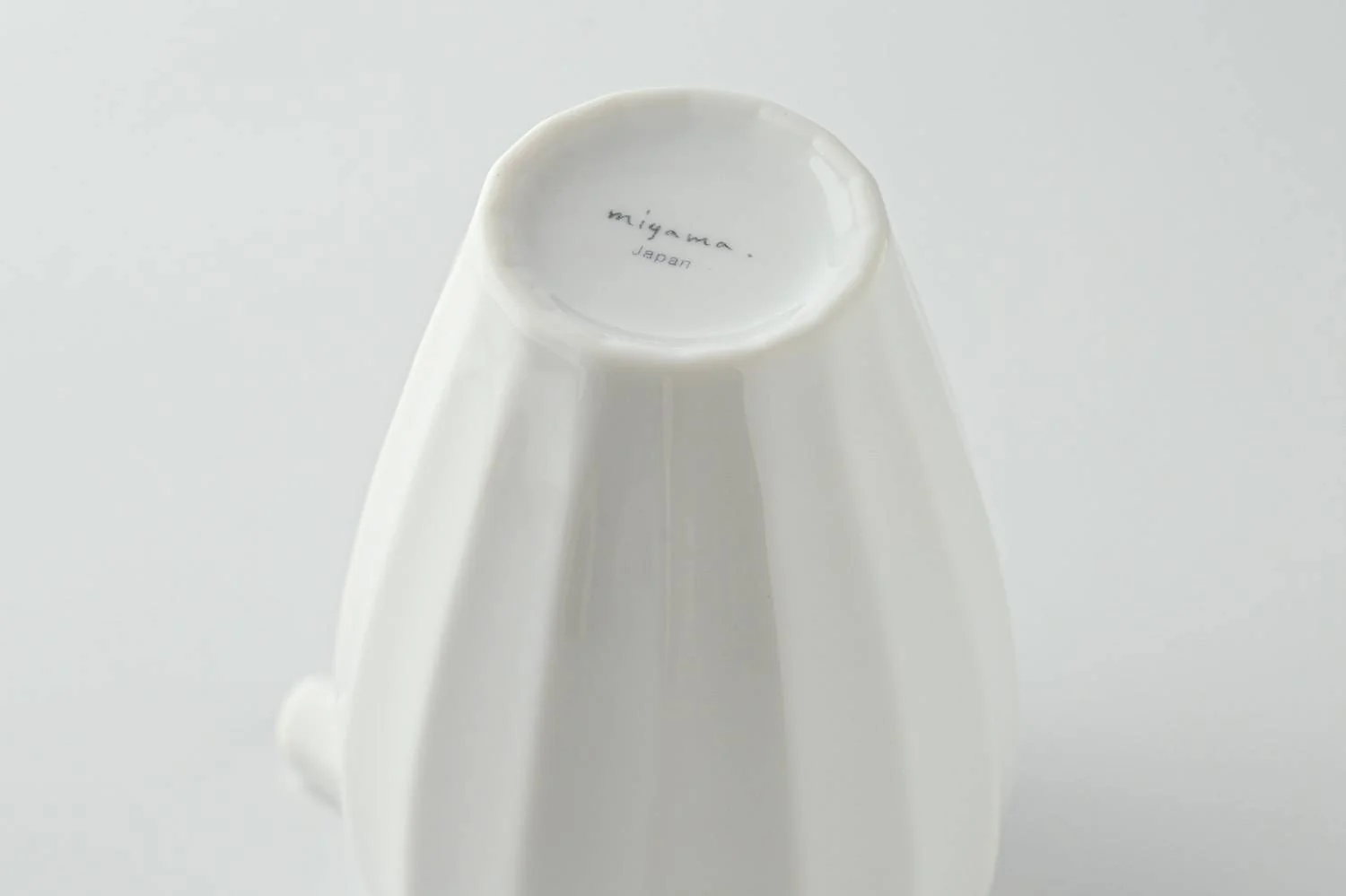 Ridged White sake jug & 2 cups wooden boxed sake set - Image 7
