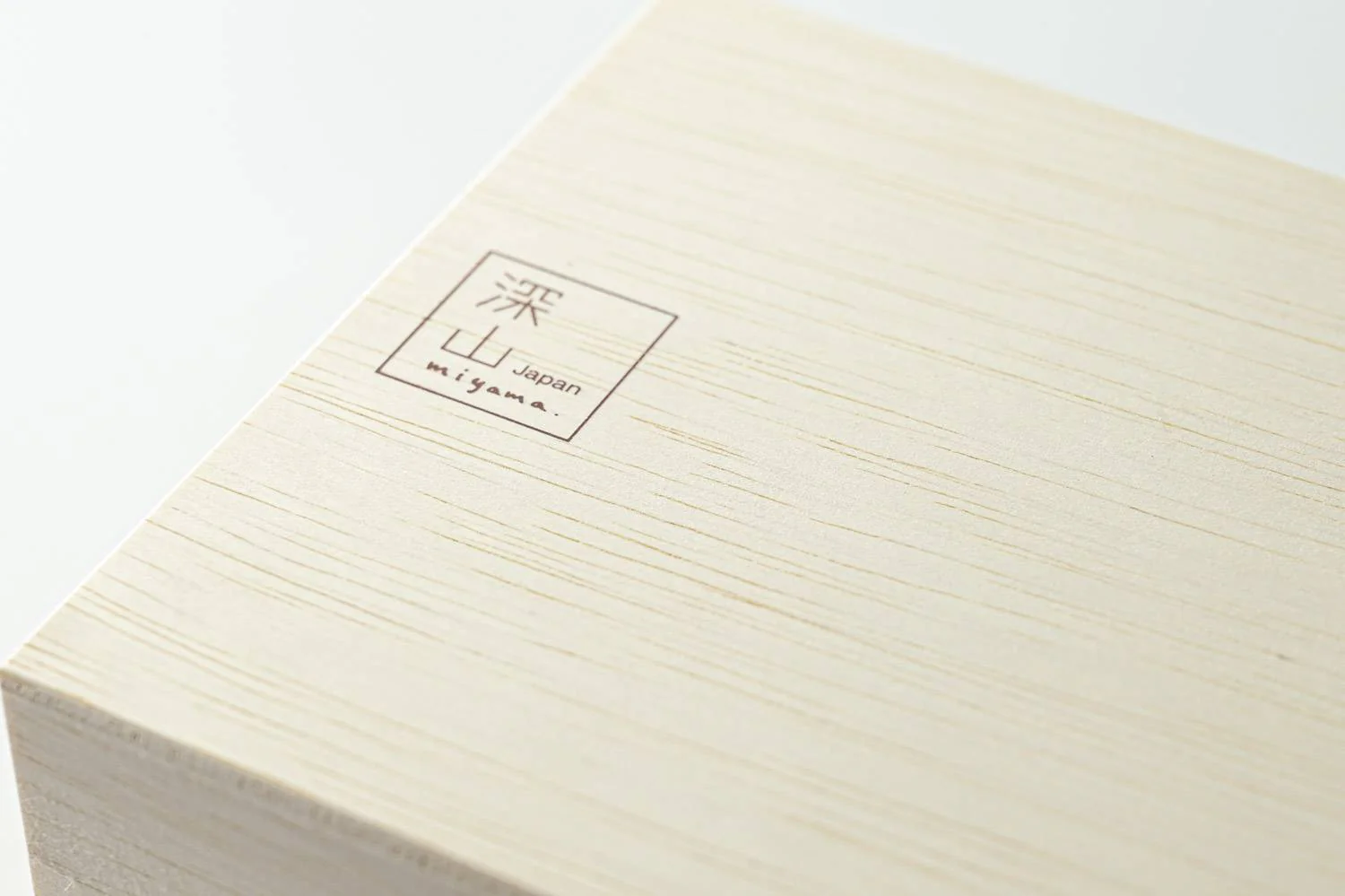 Ridged White sake jug & 2 cups wooden boxed sake set - Image 8